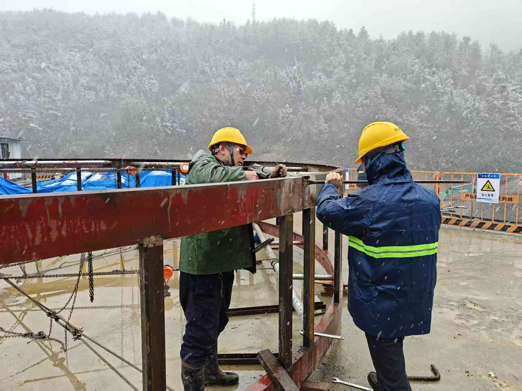 豎井工人冒雪進(jìn)行鎖口段施工 豎井工人冒雪進(jìn)行鎖口段施工