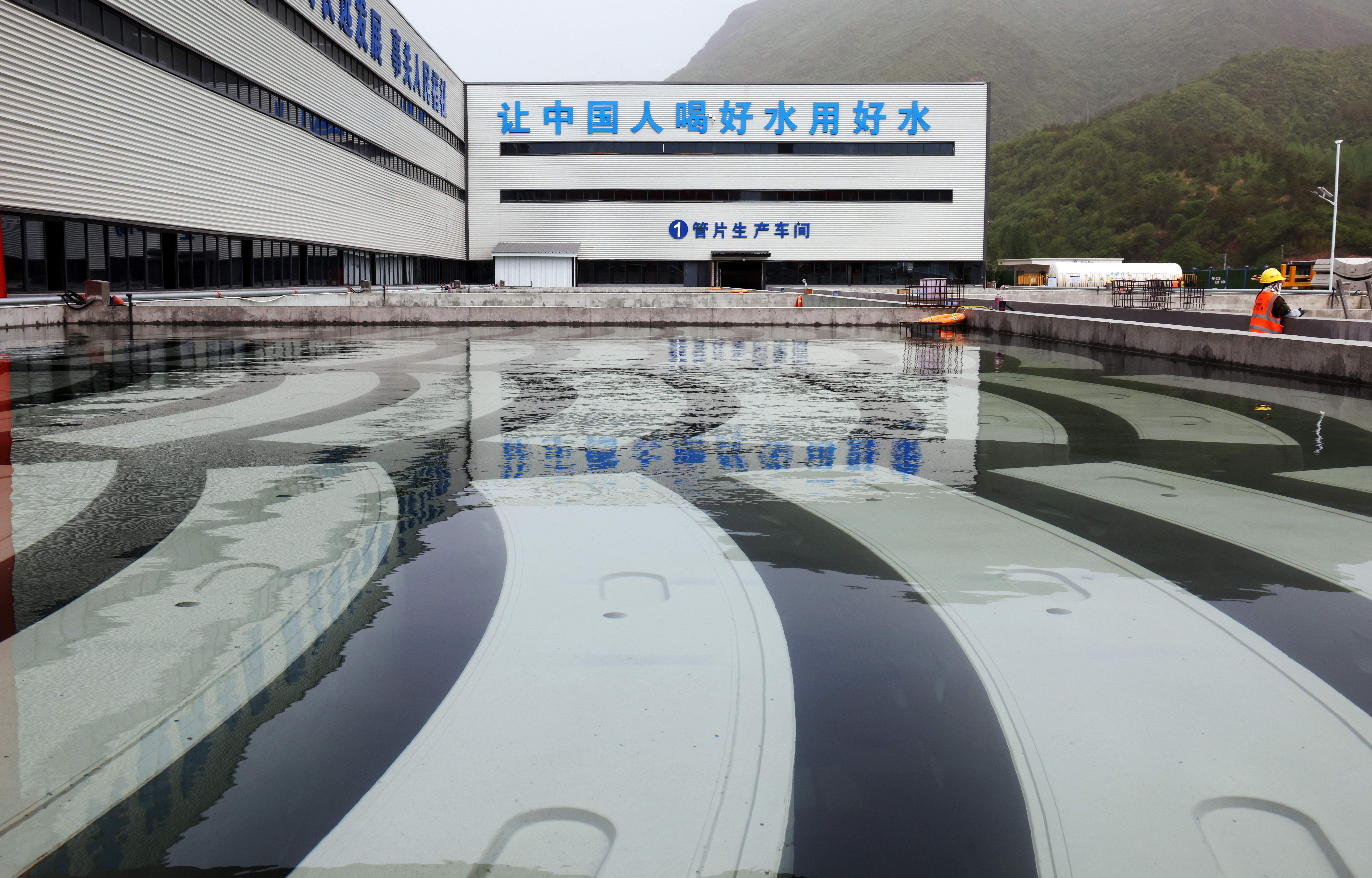 正在水養(yǎng)中的預制管片--趙興沛攝