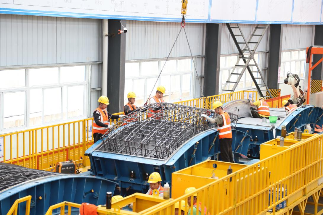 管片鋼筋籠入模